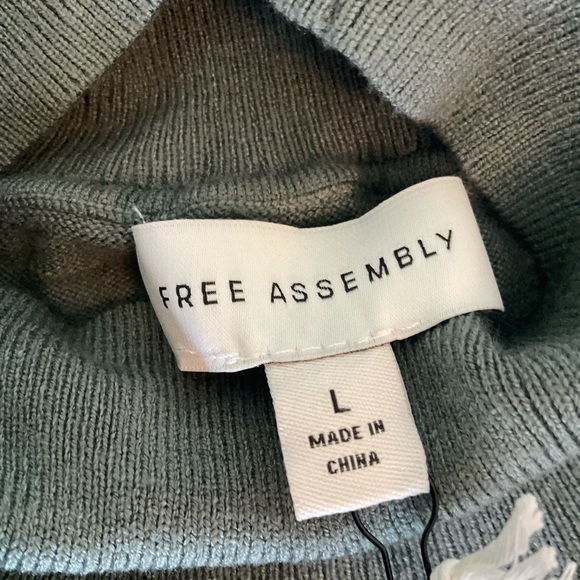 Free Assembly Dress - Picture 6 of 10